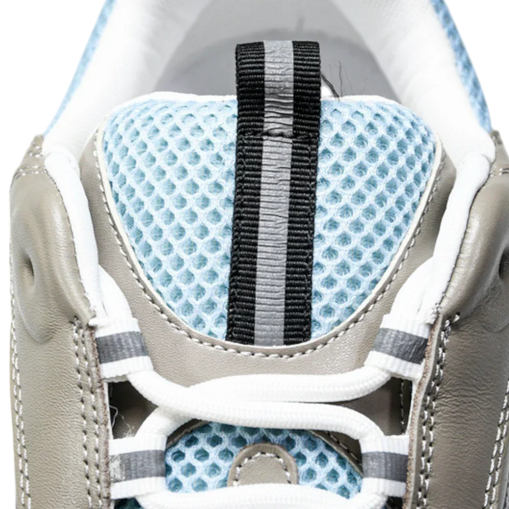 B22 'White Blue'