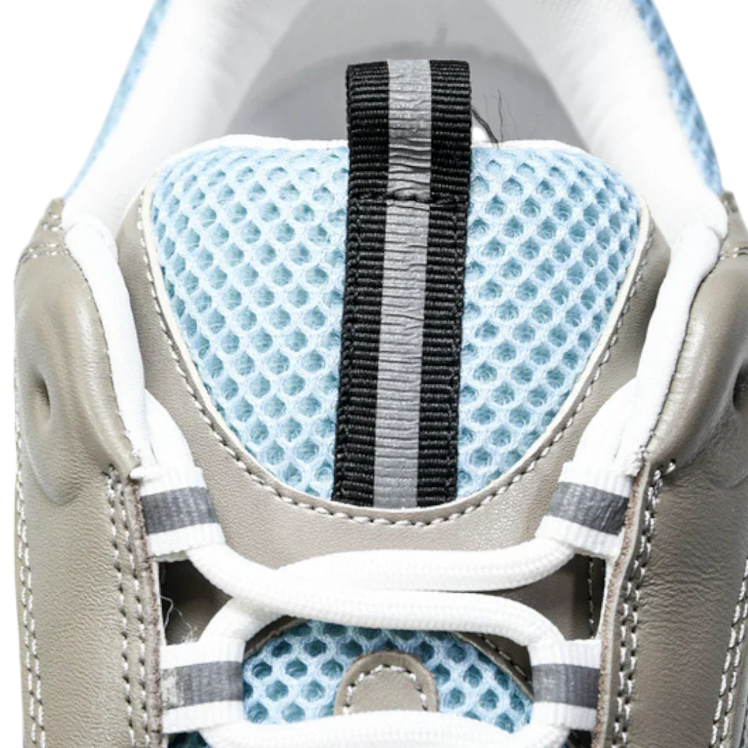 B22 'White Blue'