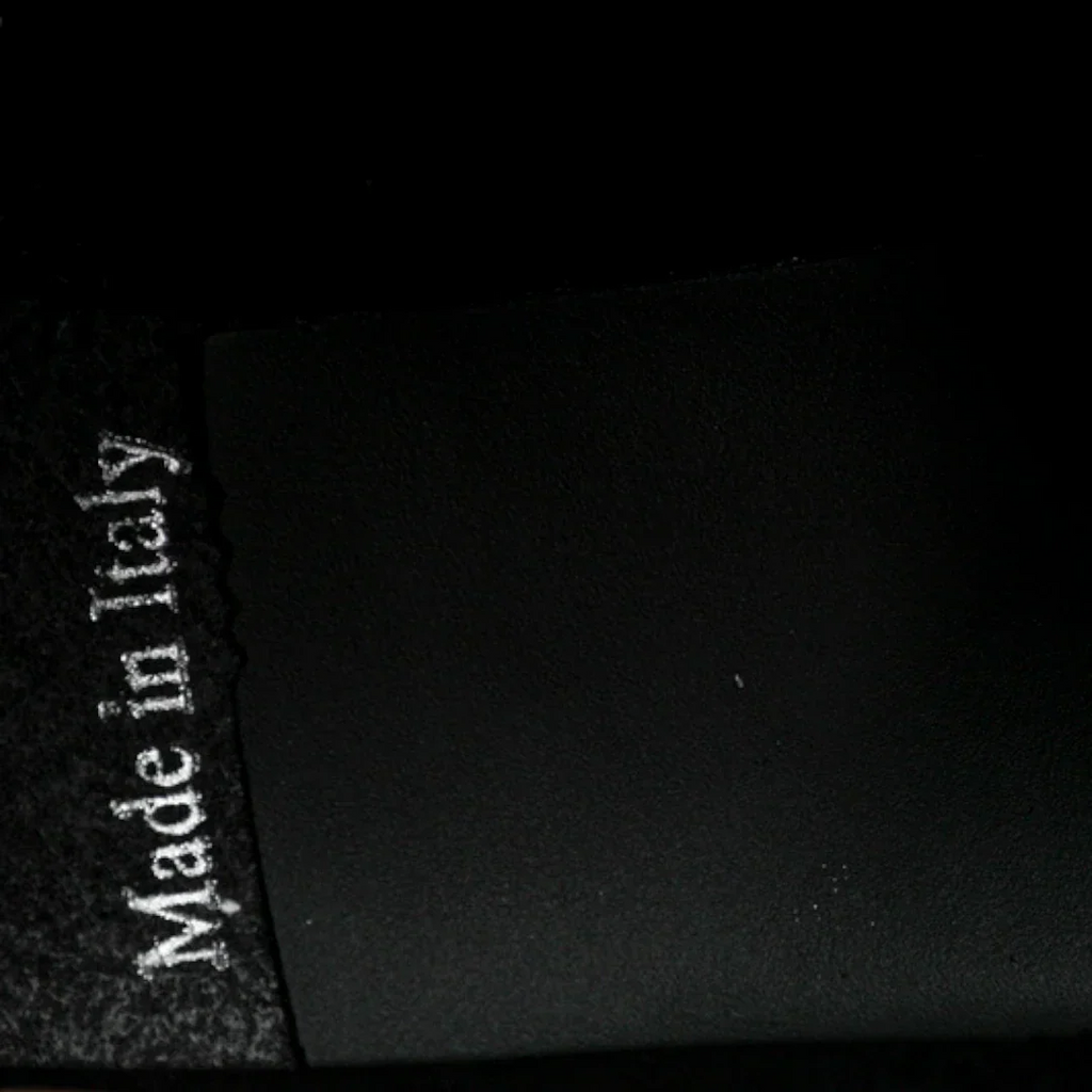 B22 'Reflective Black'