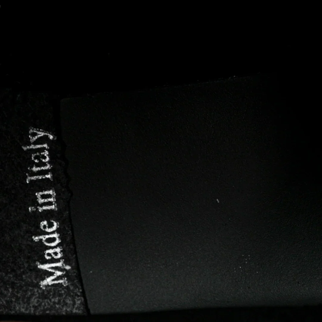 B22 'Reflective Black'